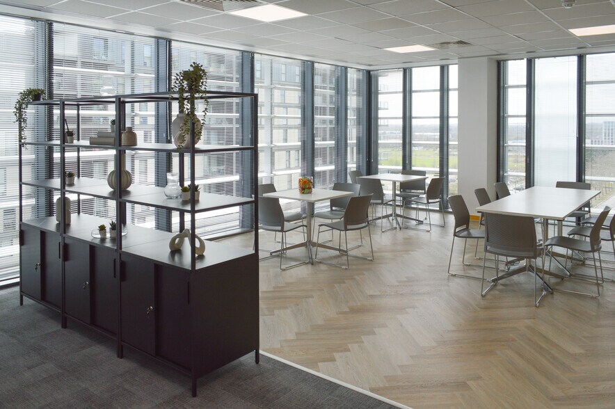 321 Avebury Blvd, Milton Keynes à louer - Photo du bâtiment - Image 3 de 18