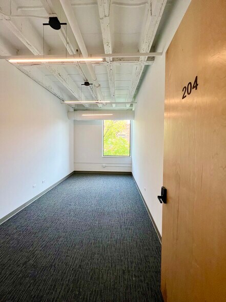 1801 W Berteau Ave, Chicago, IL à louer - Photo intérieure - Image 3 de 13
