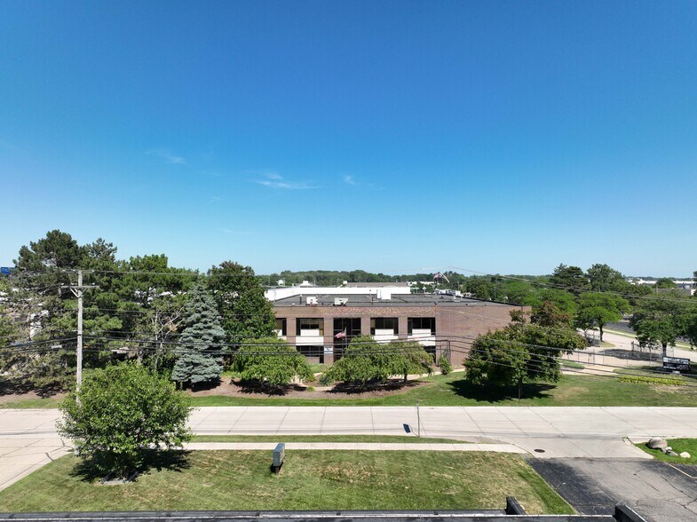 25880 Commerce Dr, Madison Heights, MI à louer - Photo du bâtiment - Image 2 de 4