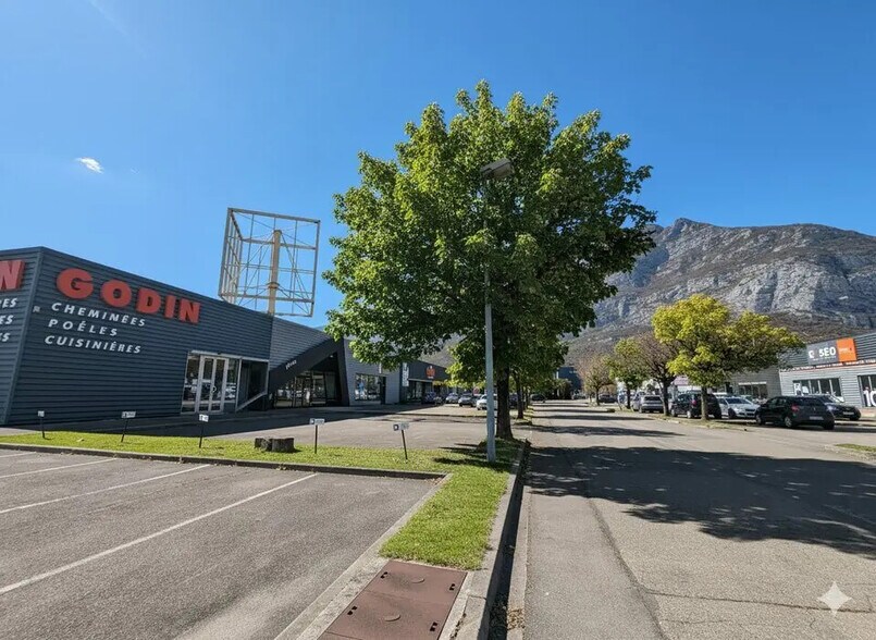 Retail in SAINT EGREVE for lease - Building Photo - Image 2 of 6