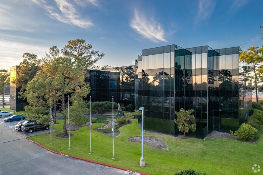 12777 Jones Rd, Houston, TX à louer - Photo du bâtiment - Image 1 de 15
