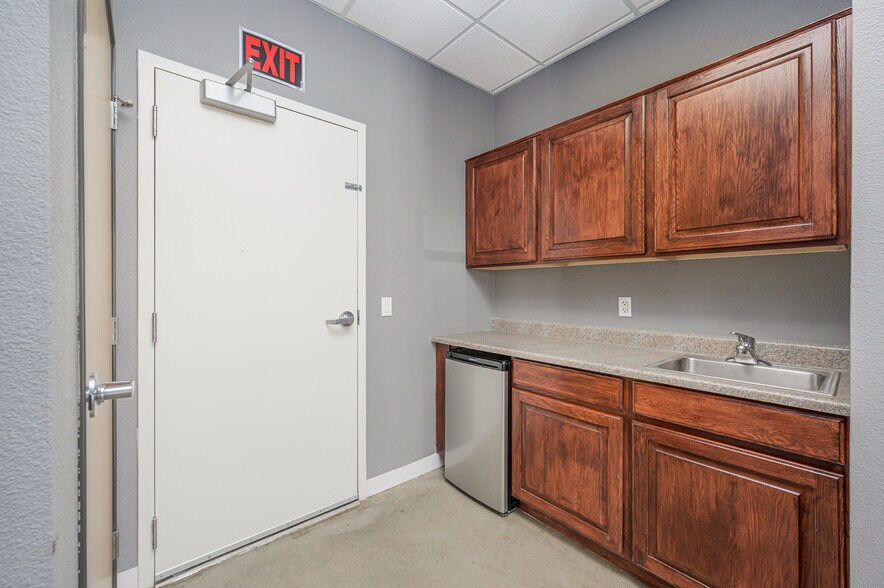 1491 Palma Rd, Bullhead City, AZ for lease - Interior Photo - Image 3 of 109