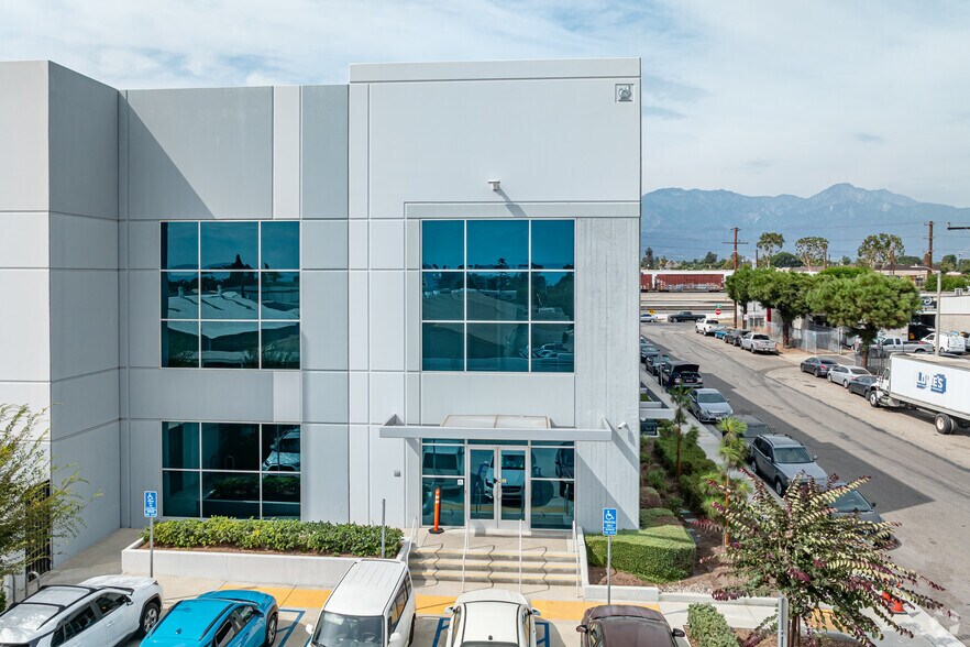 508 S Palmetto Ave, Ontario, CA à louer - Photo du bâtiment - Image 3 de 4