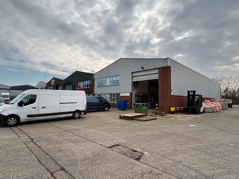 Priors Way, Maidenhead à louer - Photo du bâtiment - Image 2 de 2