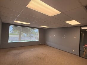 1 Smoke Tree Plz, North Aurora, IL for lease Interior Photo- Image 2 of 27