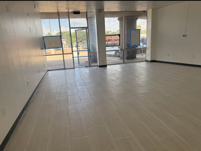12033 Veterans Memorial Dr, Houston, TX for lease - Building Photo - Image 3 of 8