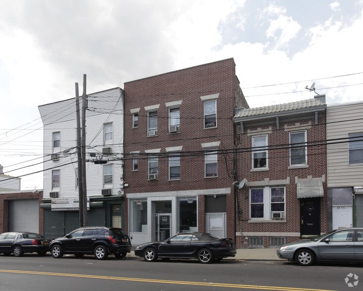 32-31 Greenpoint Ave, Long Island City, NY for lease - Building Photo - Image 2 of 12