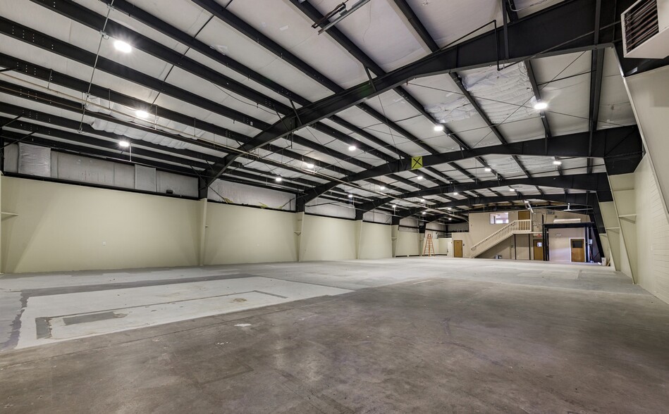 4860 N Ken Morey Dr - Bldgs 1 & 2 portfolio of 2 properties for sale on LoopNet.ca - Interior Photo - Image 3 of 5