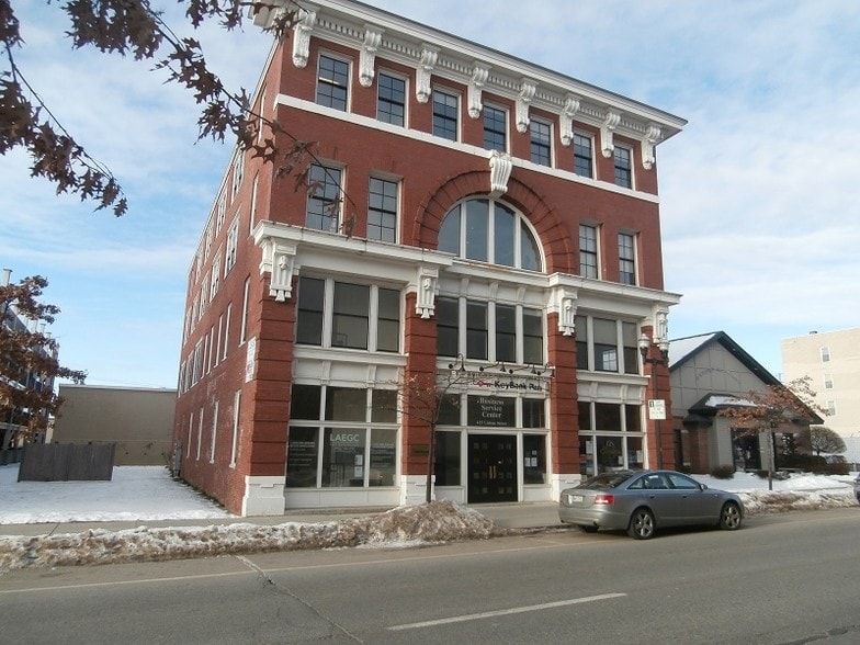 415 Lisbon St, Lewiston, ME à vendre - Photo du bâtiment - Image 2 de 13