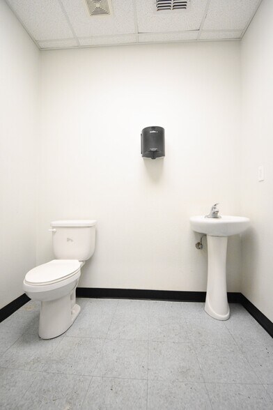 512 Hartman Rd, Victoria, TX for lease - Interior Photo - Image 2 of 12