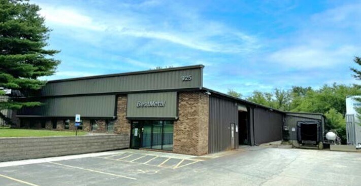 905 & 925 Dieckman Street, Woodstock IL portfolio of 2 properties for sale on LoopNet.ca Building Photo- Image 1 of 3