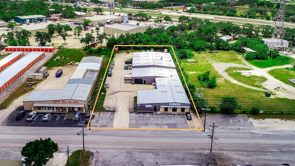 124 Industrial Dr, Boerne, TX for lease - Building Photo - Image 2 of 9
