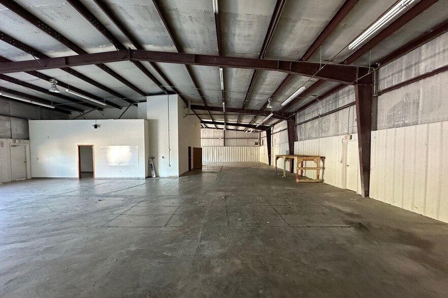 21 Collins Industrial Pl, North Little Rock, AR à louer - Photo du bâtiment - Image 2 de 8