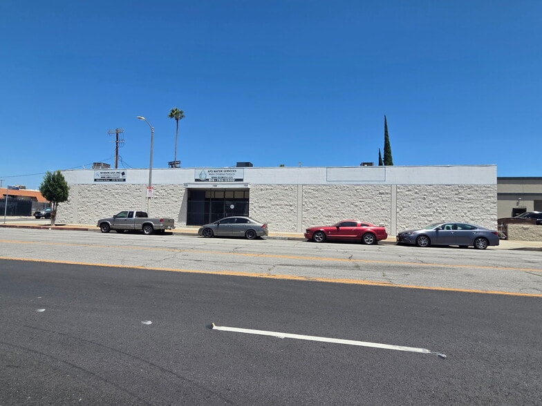 7320-7322 Valjean Ave, Van Nuys, CA for lease - Building Photo - Image 1 of 7