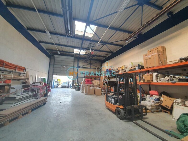 Flex in Chelles for lease - Interior Photo - Image 2 of 9