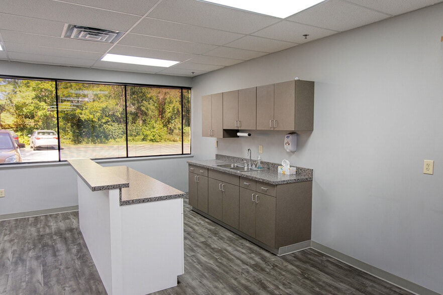 825 Northgate Blvd, New Albany, IN à louer - Photo du bâtiment - Image 3 de 20