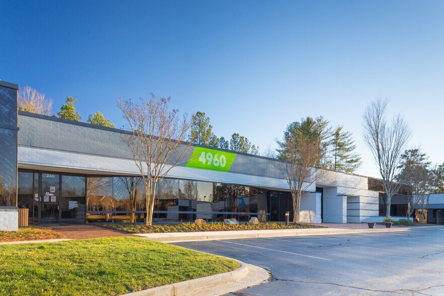4940 Peachtree Industrial Blvd, Norcross, GA à louer - Photo du bâtiment - Image 3 de 15