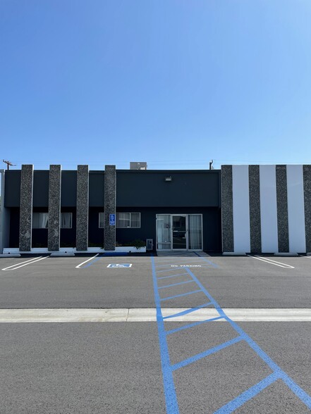 2275 S Grand Ave, Santa Ana, CA for lease - Building Photo - Image 2 of 2