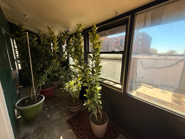 4004 73rd St, Woodside, NY à louer - Photo du bâtiment - Image 2 de 7