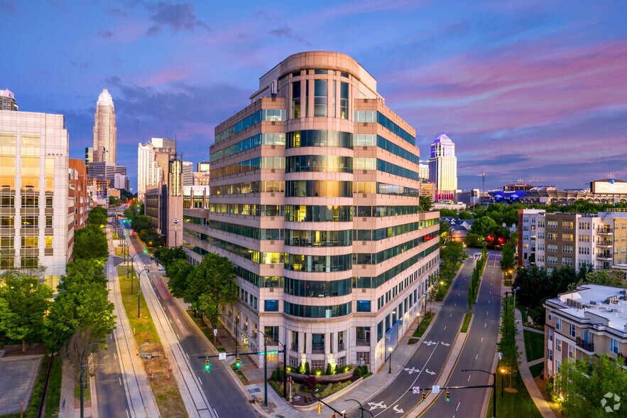 901 W Trade St, Charlotte, NC à louer - Photo du bâtiment - Image 1 de 7