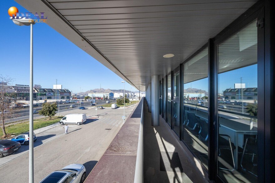 Commerce de détail dans Peligros à vendre - Photo du bâtiment - Image 2 de 50