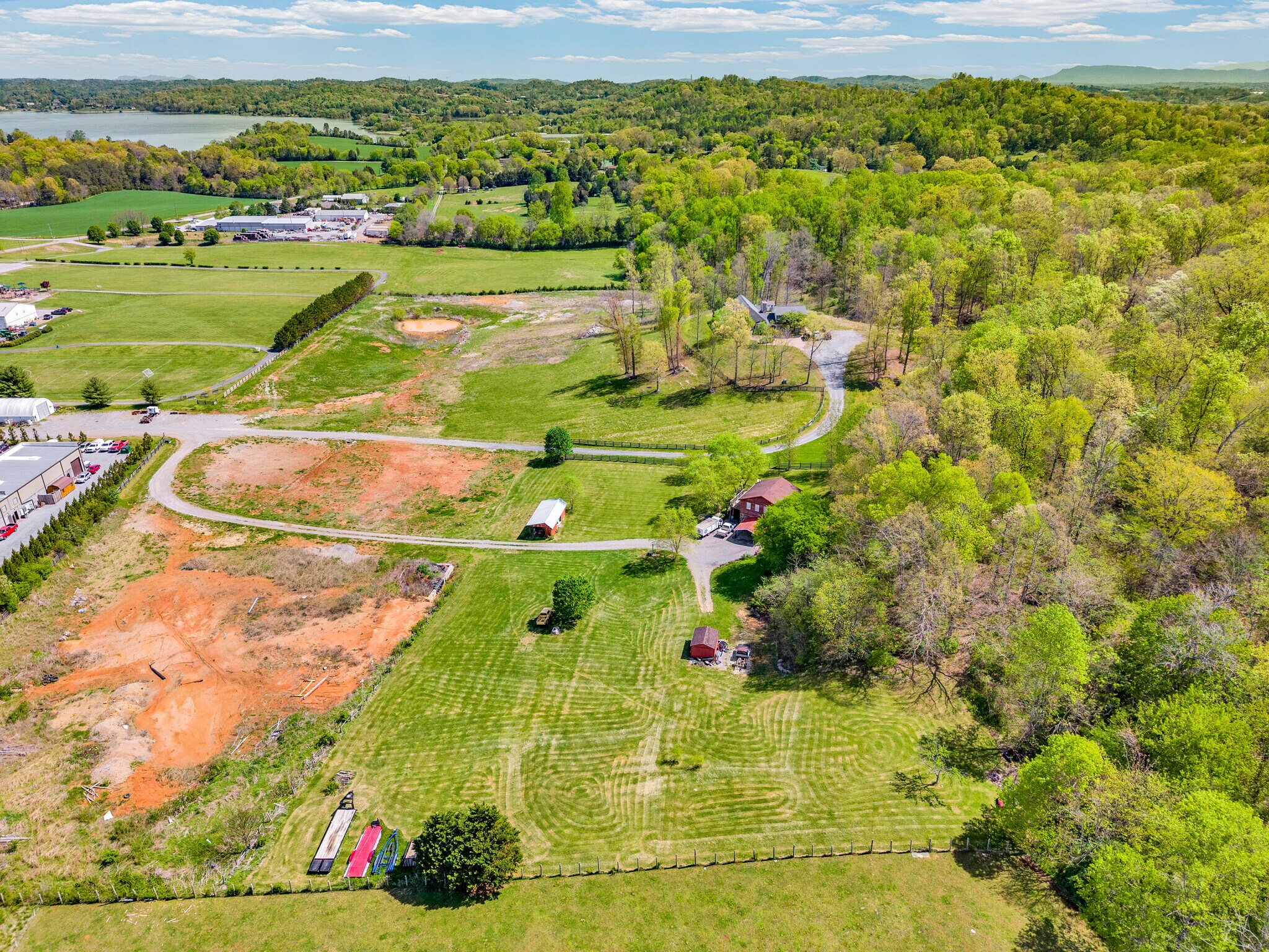 35 Acre Family Compound portefeuille de 1 propriétés à vendre sur LoopNet.ca Photo du bâtiment- Image 1 de 25