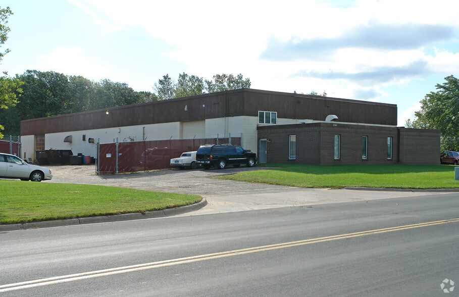 3330 Mike Collins Dr, Eagan, MN à vendre - Photo du bâtiment - Image 2 de 4