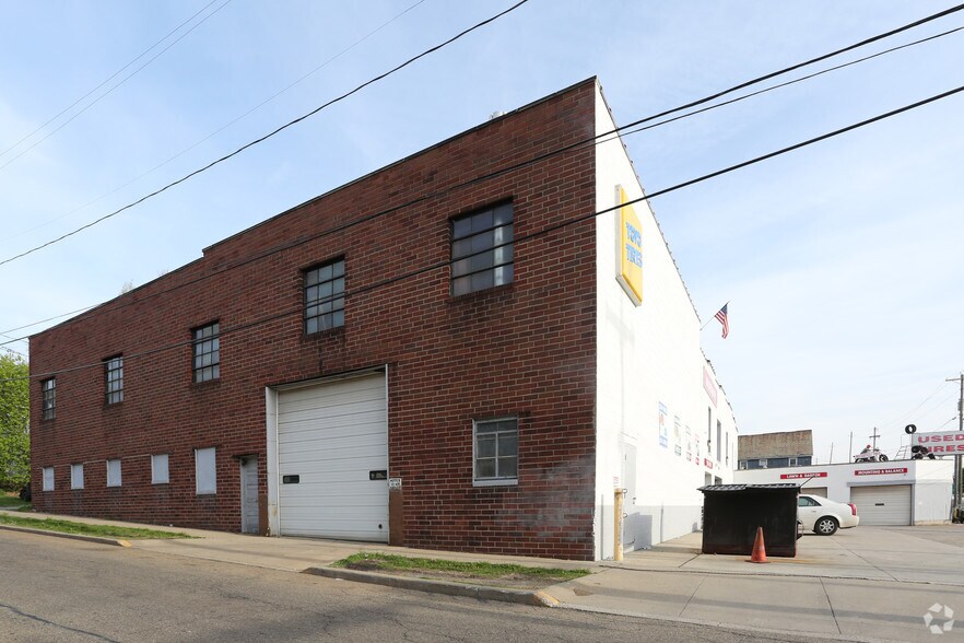 384 S Arlington St, Akron, OH à vendre - Photo du bâtiment - Image 2 de 7