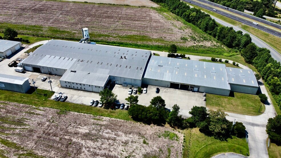 132-136 Woodworkers Ct, Chesapeake, VA for lease - Building Photo - Image 3 of 10