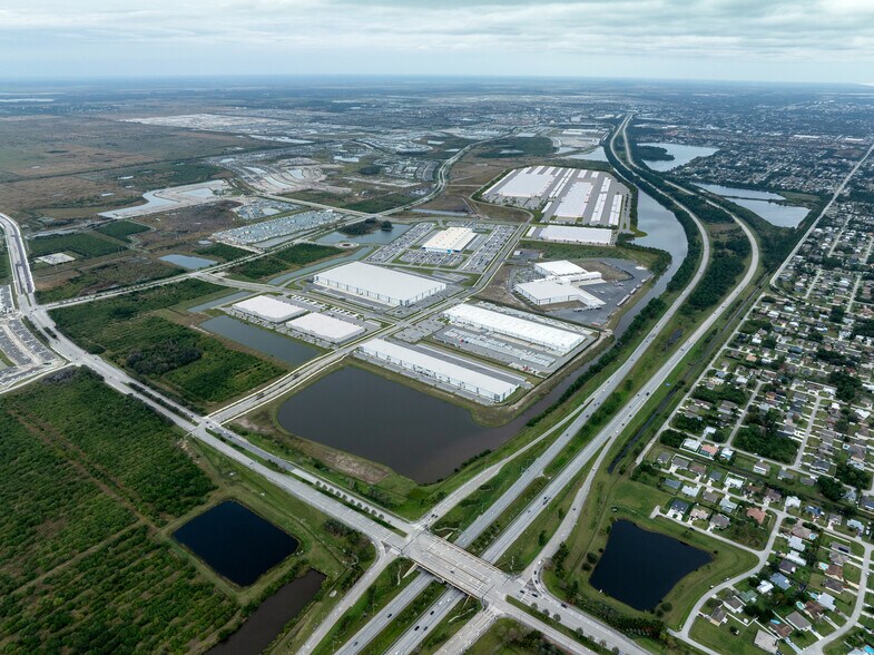 SW Becker Rd, Port Saint Lucie, FL à louer - Photo du bâtiment - Image 1 de 9