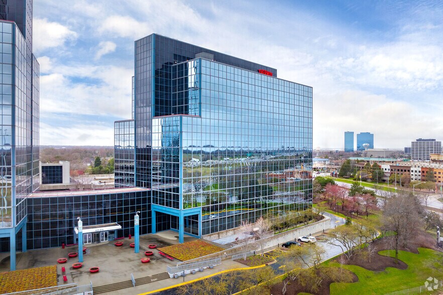 475 N Martingale Rd, Schaumburg, IL for sale - Building Photo - Image 2 of 20