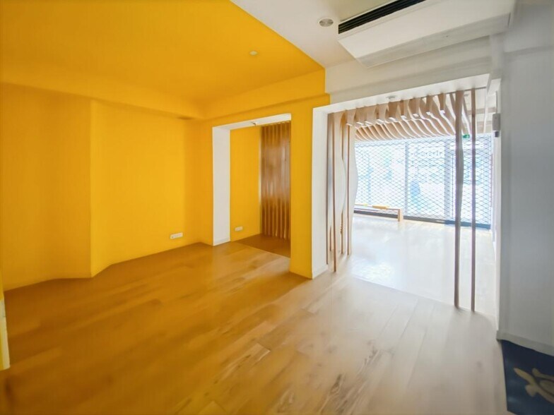 Rue De Saint-Pétersbourg, Paris for lease - Interior Photo - Image 3 of 7