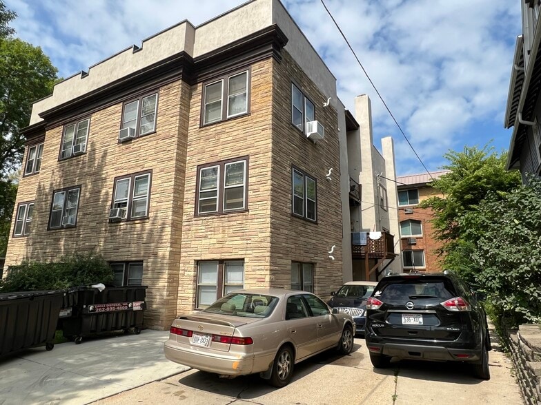 2706 N Frederick Ave, Milwaukee, WI à vendre - Photo du bâtiment - Image 3 de 16