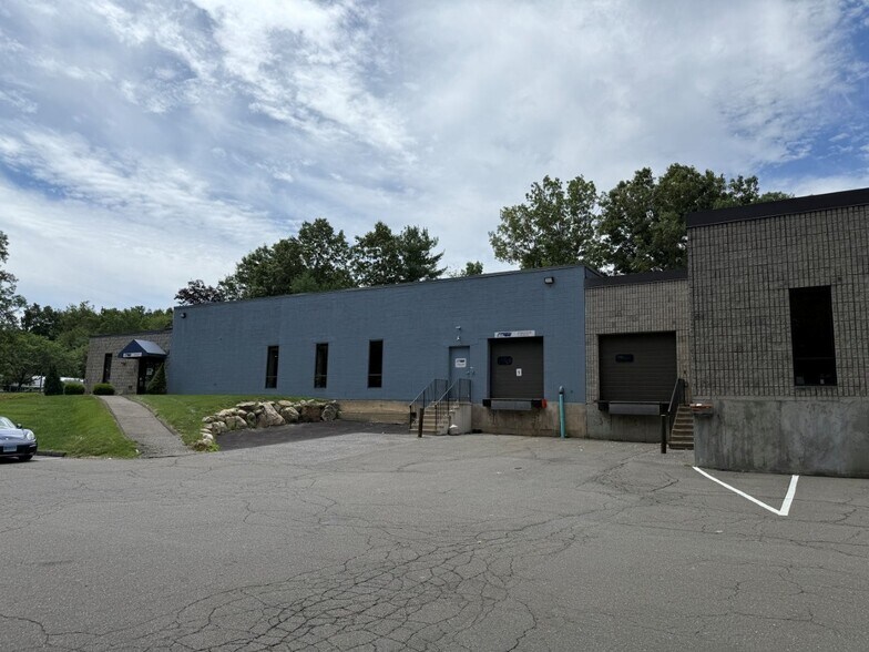 15 Commerce Rd, Newtown, CT à louer - Photo du bâtiment - Image 3 de 6