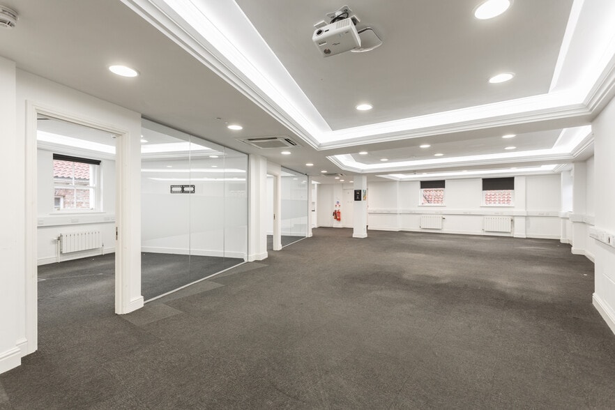 14 Swinegate Ct E, York for lease - Interior Photo - Image 2 of 10