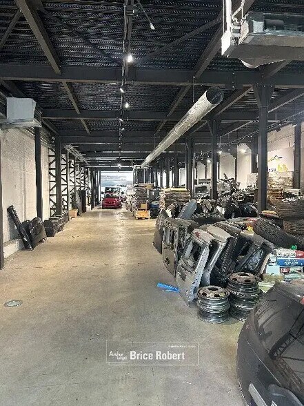 Bureau dans Vénissieux à louer - Photo du bâtiment - Image 2 de 5