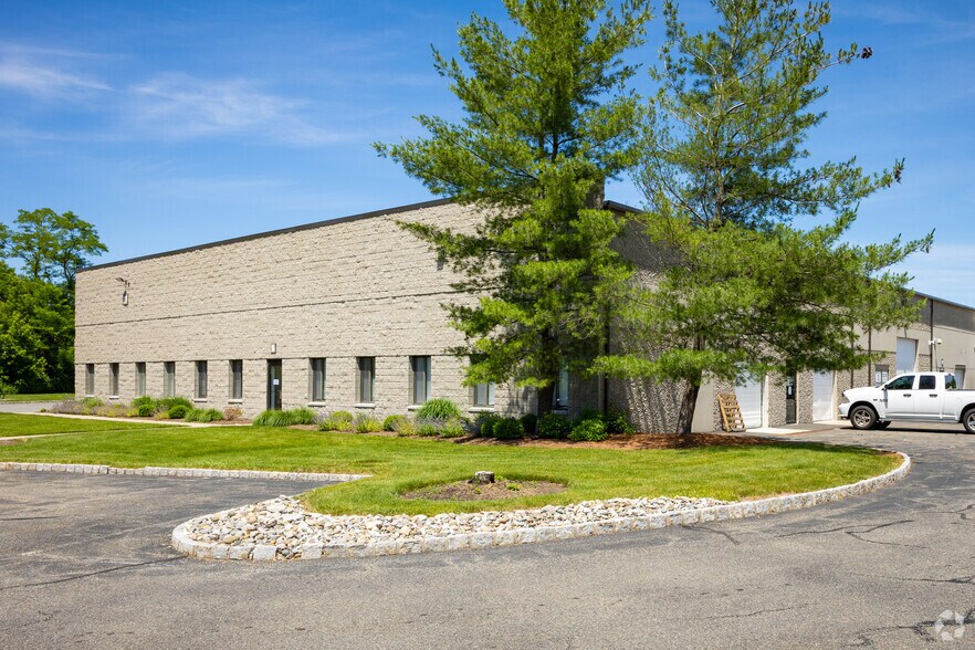 11 Melanie Ln, East Hanover, NJ à louer - Photo du bâtiment - Image 2 de 10