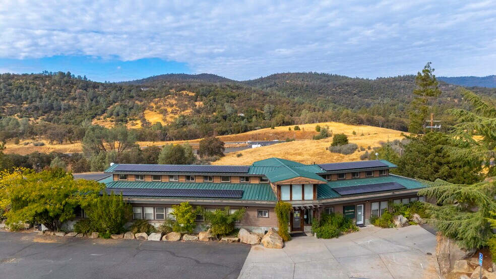 13951 Mono Way, Sonora, CA à louer - Photo du bâtiment - Image 1 de 29