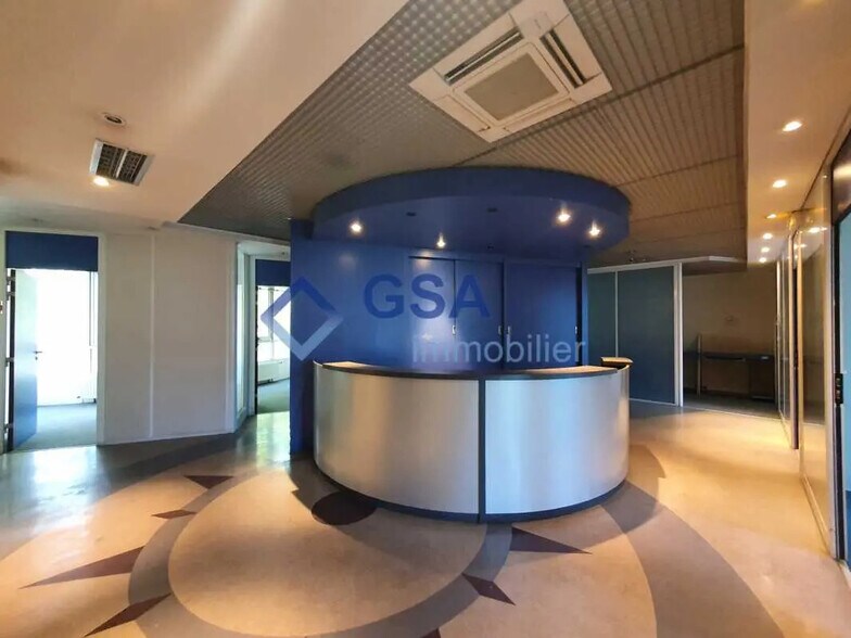 Bureau dans Évry-Courcouronnes à vendre - Hall d’entrée - Image 2 de 7