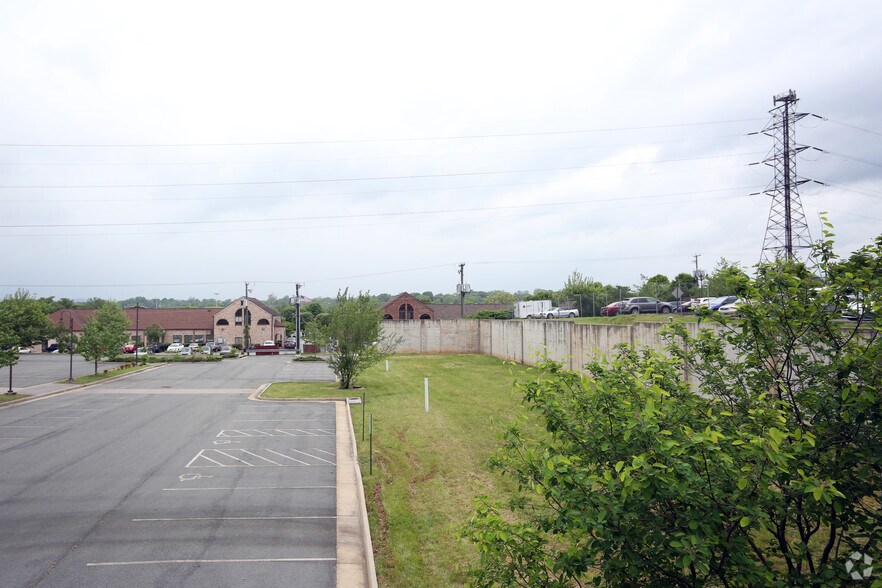 400 People Pl, Charlottesville, VA à louer - Photo du bâtiment - Image 3 de 5