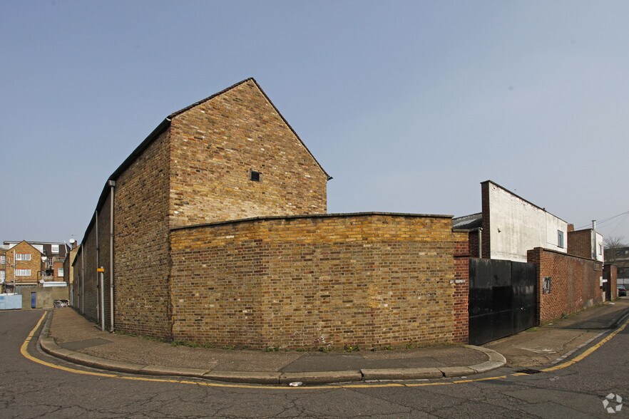 Brent Way, Brentford à louer - Photo du bâtiment - Image 2 de 3