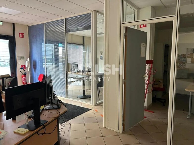 Retail in Bron for lease - Interior Photo - Image 3 of 13