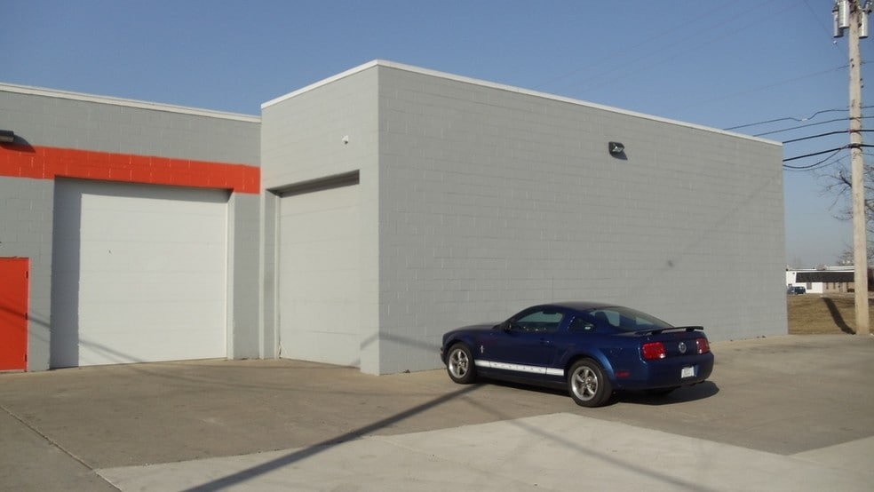 1090 Wheaton Dr, Troy, MI for lease - Building Photo - Image 2 of 7