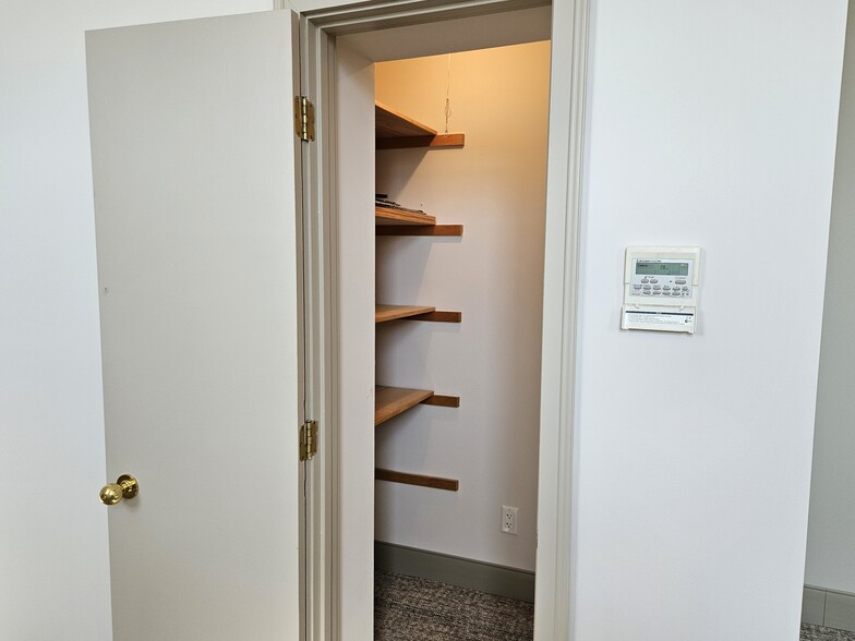 131 E Franklin St, Elkhart, IN for lease - Building Photo - Image 3 of 10