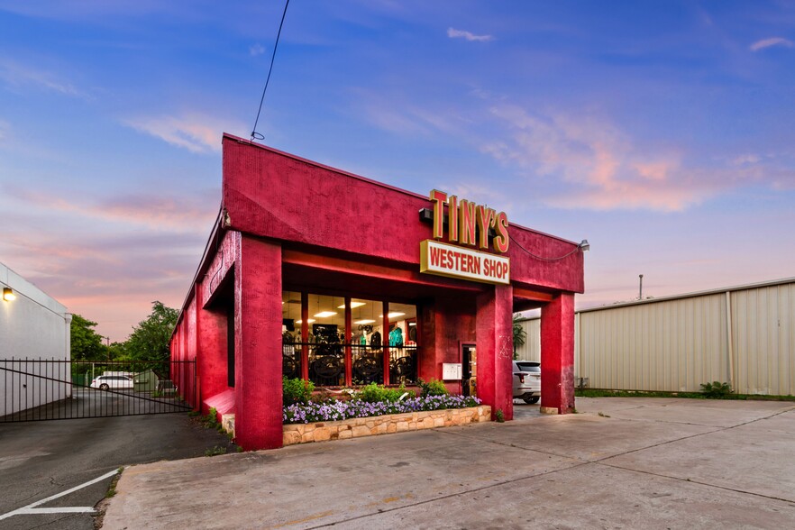 8403 Research Blvd, Austin, TX à vendre - Photo du bâtiment - Image 1 de 4