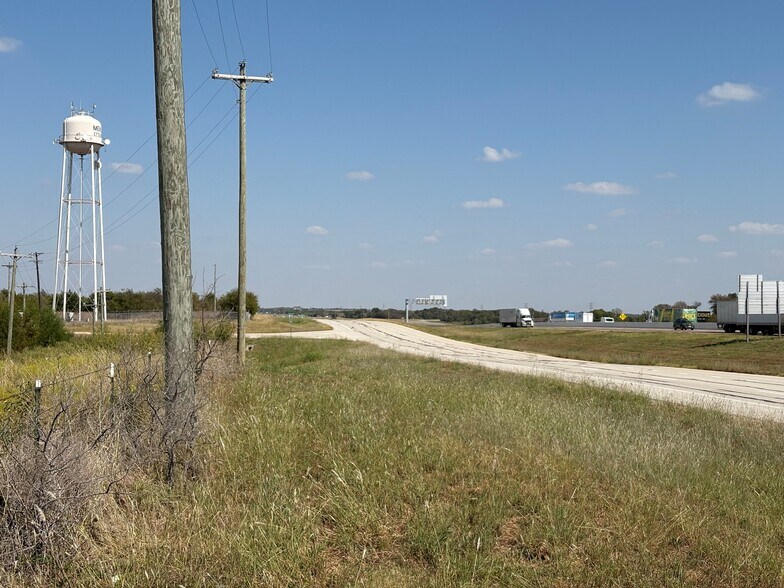 TBD I-35, West, TX à vendre - Photo du bâtiment - Image 3 de 3