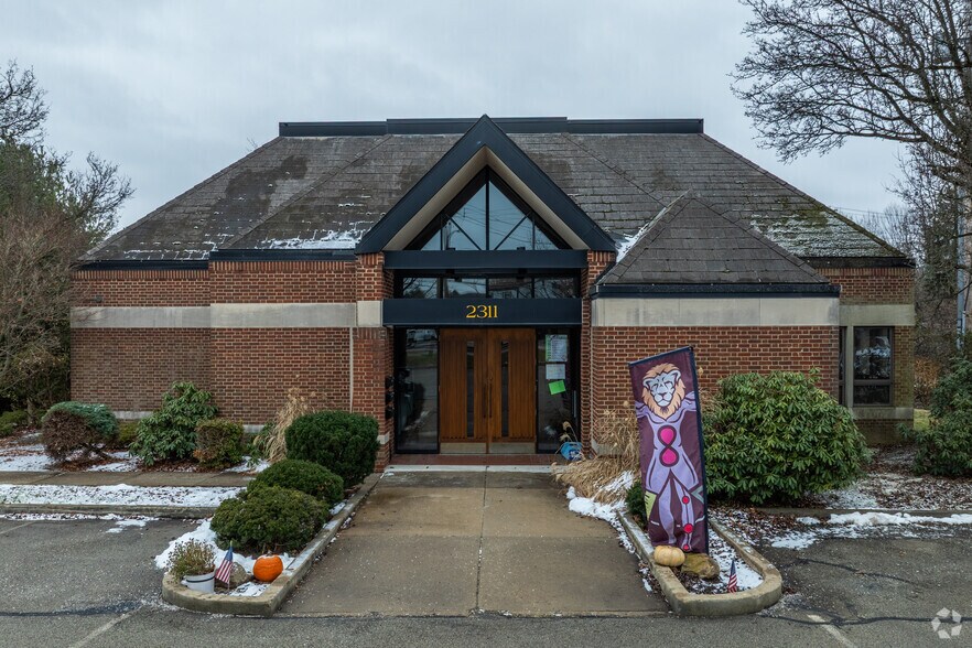 2311 Bethel Church Rd, Bethel Park, PA à louer - Photo du bâtiment - Image 2 de 4