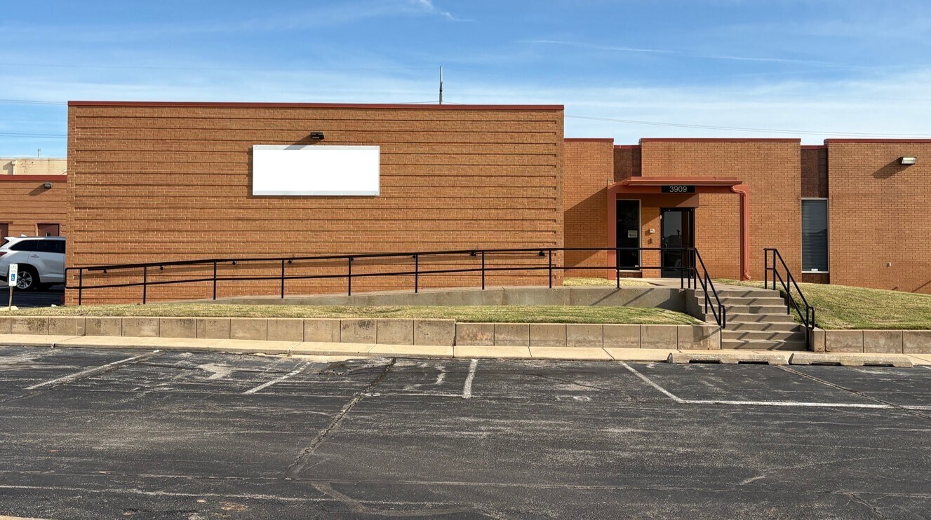 3905-3909 NW 36th St, Oklahoma City, OK for lease Building Photo- Image 1 of 3