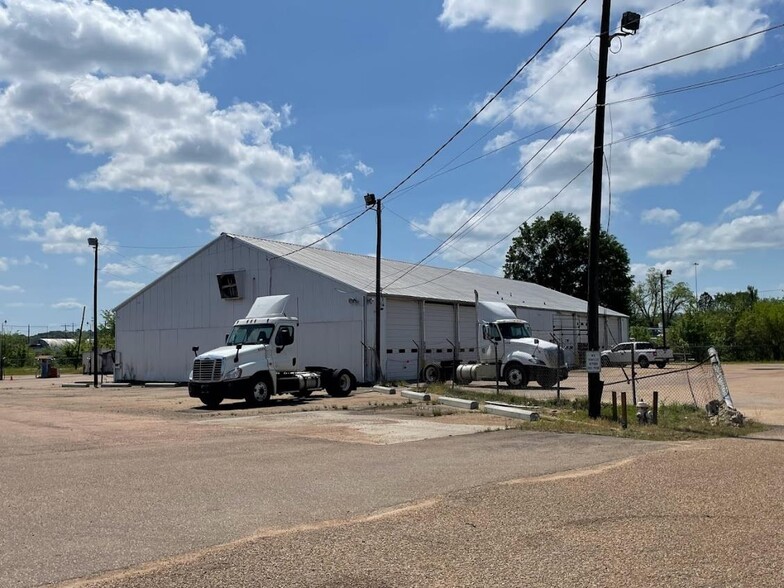 1651 Kerr Dr, Jackson, MS for sale - Primary Photo - Image 1 of 8