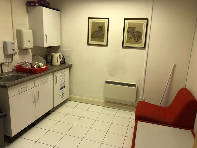 Worsley Bridge Rd, London for lease - Interior Photo - Image 3 of 9